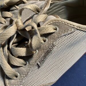 Hobibear Size 9 Sneaker